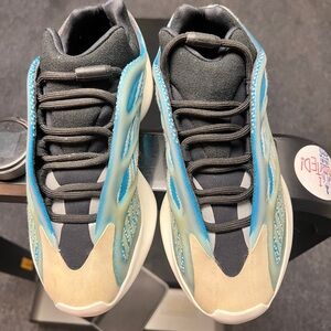 Yeezy 700 VS Aretha. Gently worn, no box. Taking $100 OBO! Size 7 in men